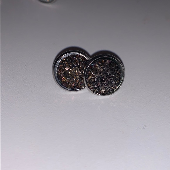 Stud earrings. Never worn - Picture 2 of 4